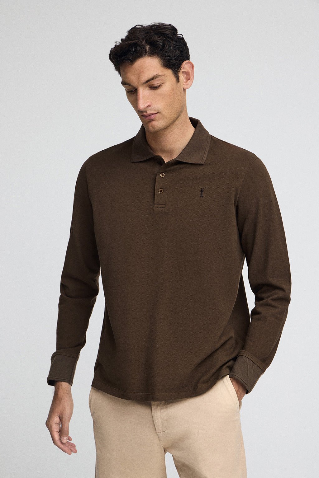 Poloshirt dunkelbraun mit langen Ärmeln und gesticktem Rigby Go-Logo