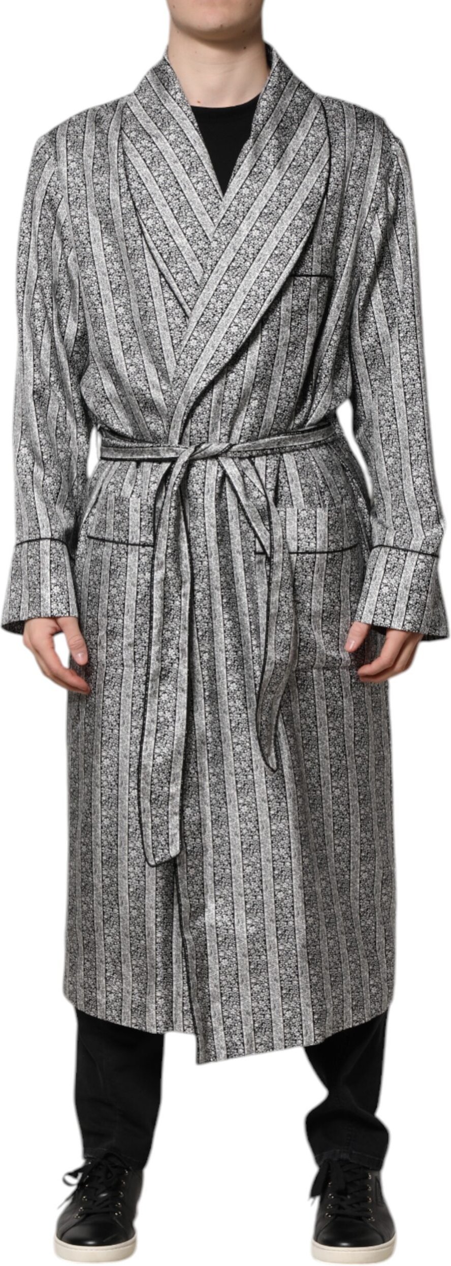 Seidenrobe mit Schalkragen und langen Ärmeln