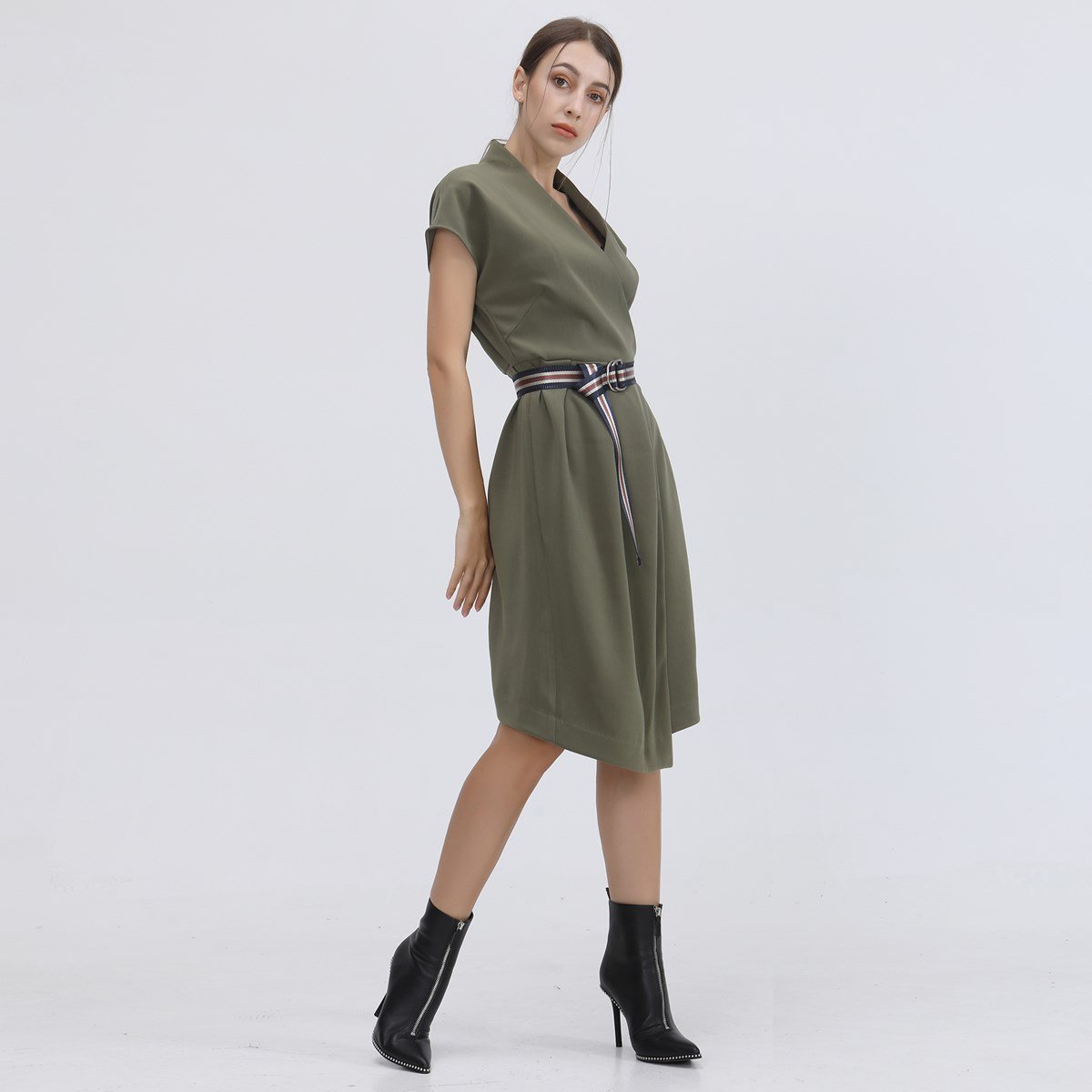 Mittellanges Kleid mit Wickeloptik und zusätzlichem Gürtel