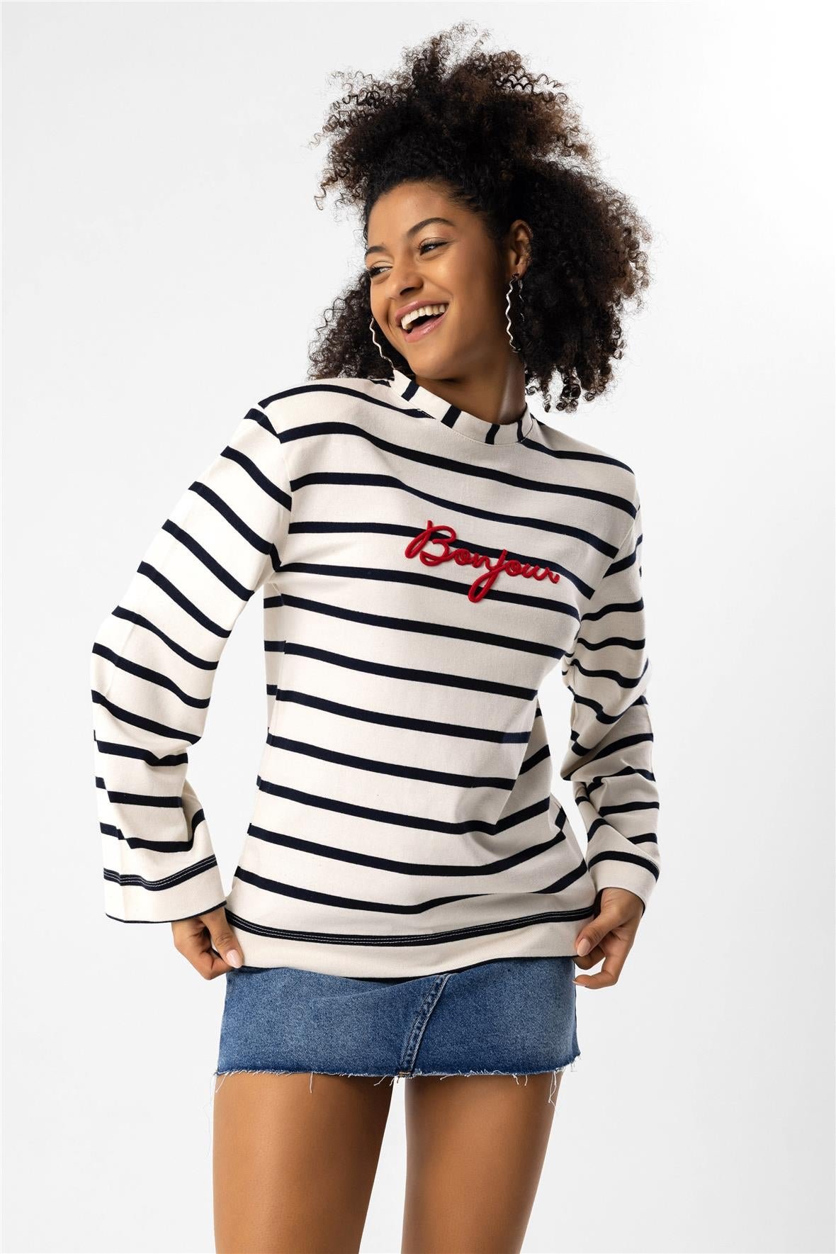 Gestreiftes, wattiertes Sweatshirt mit Stickerei vorne