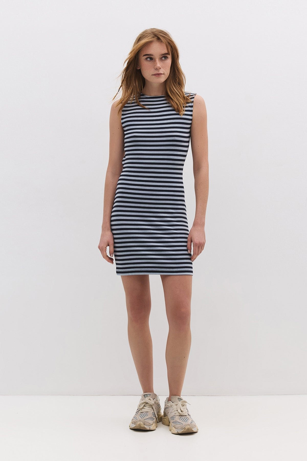 Gestreiftes Minikleid mit offenem Rücken