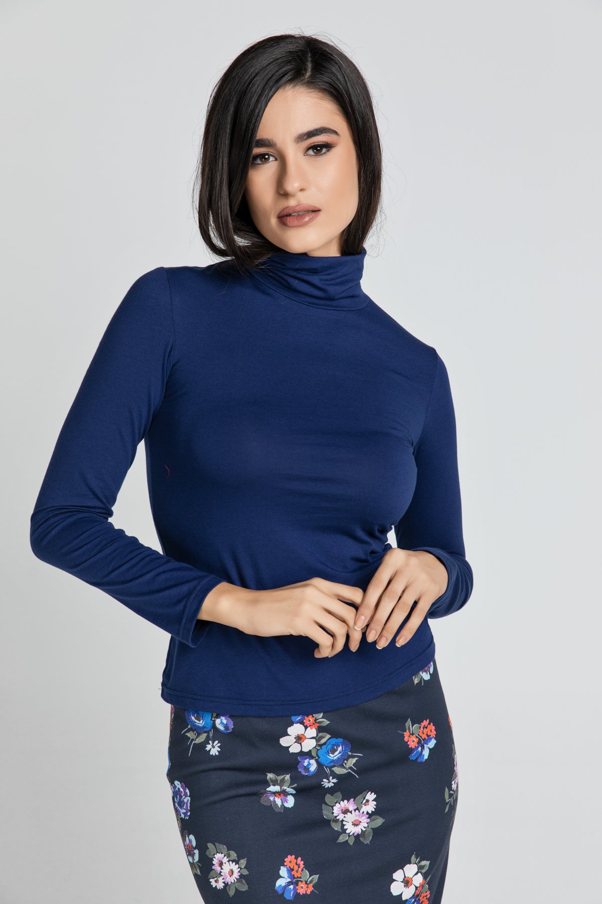 Dunkelblaues Oberteil mit Rollkragen von Conquista