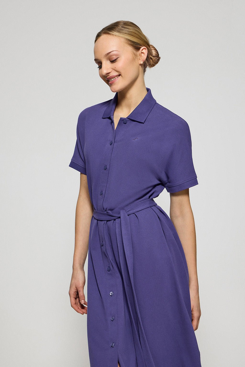 Geknöpftes Kleid blauviolett mit gesticktem PC-Logo