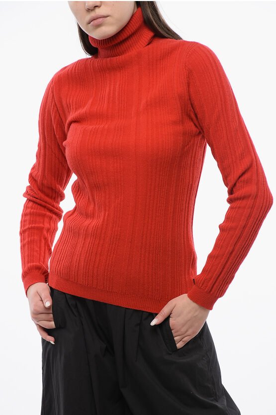 Gerippter Kaschmir-Mix-Pullover mit Rollkragen in Rot