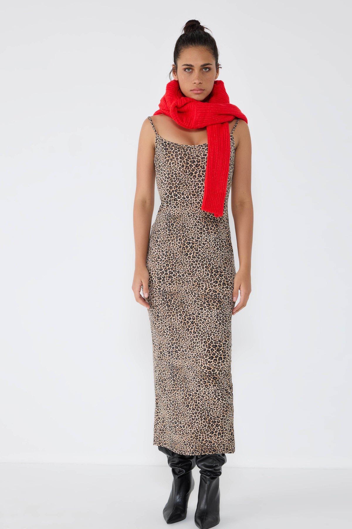 Midikleid mit Seilträgern und Schlitz auf der Rückseite