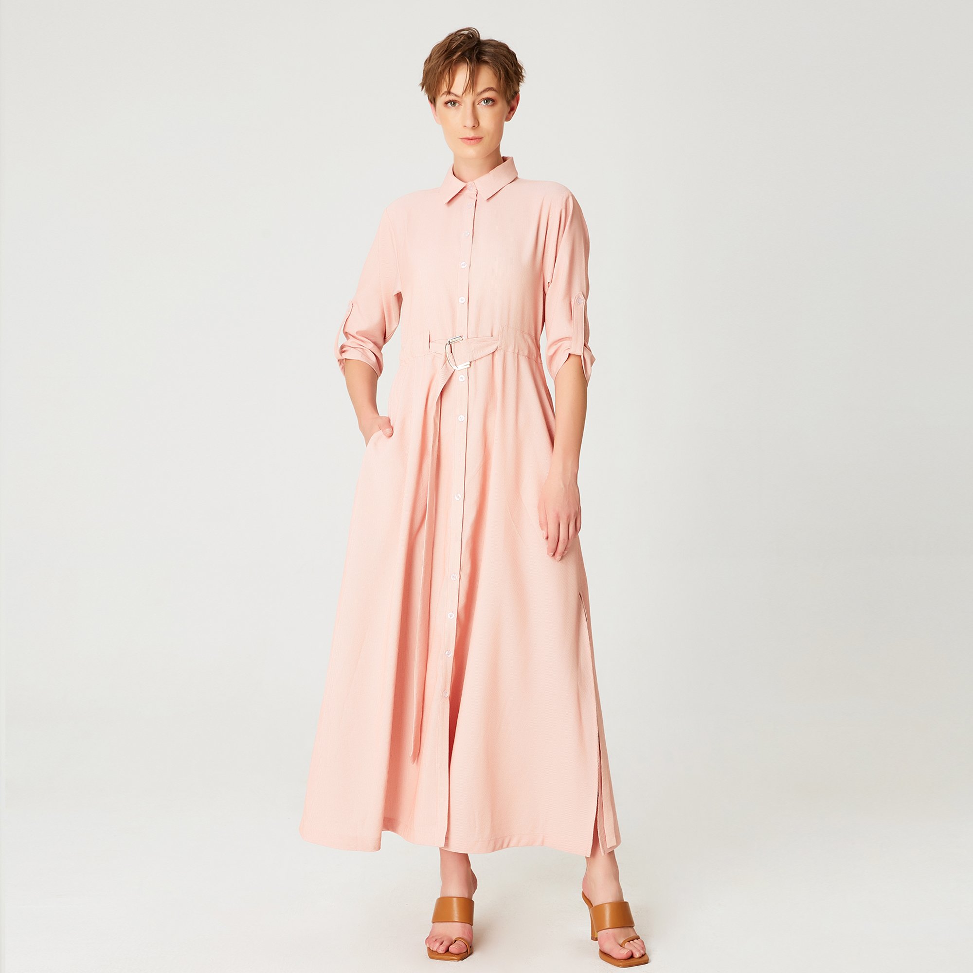 Langes minimalistisches Hemdkleid