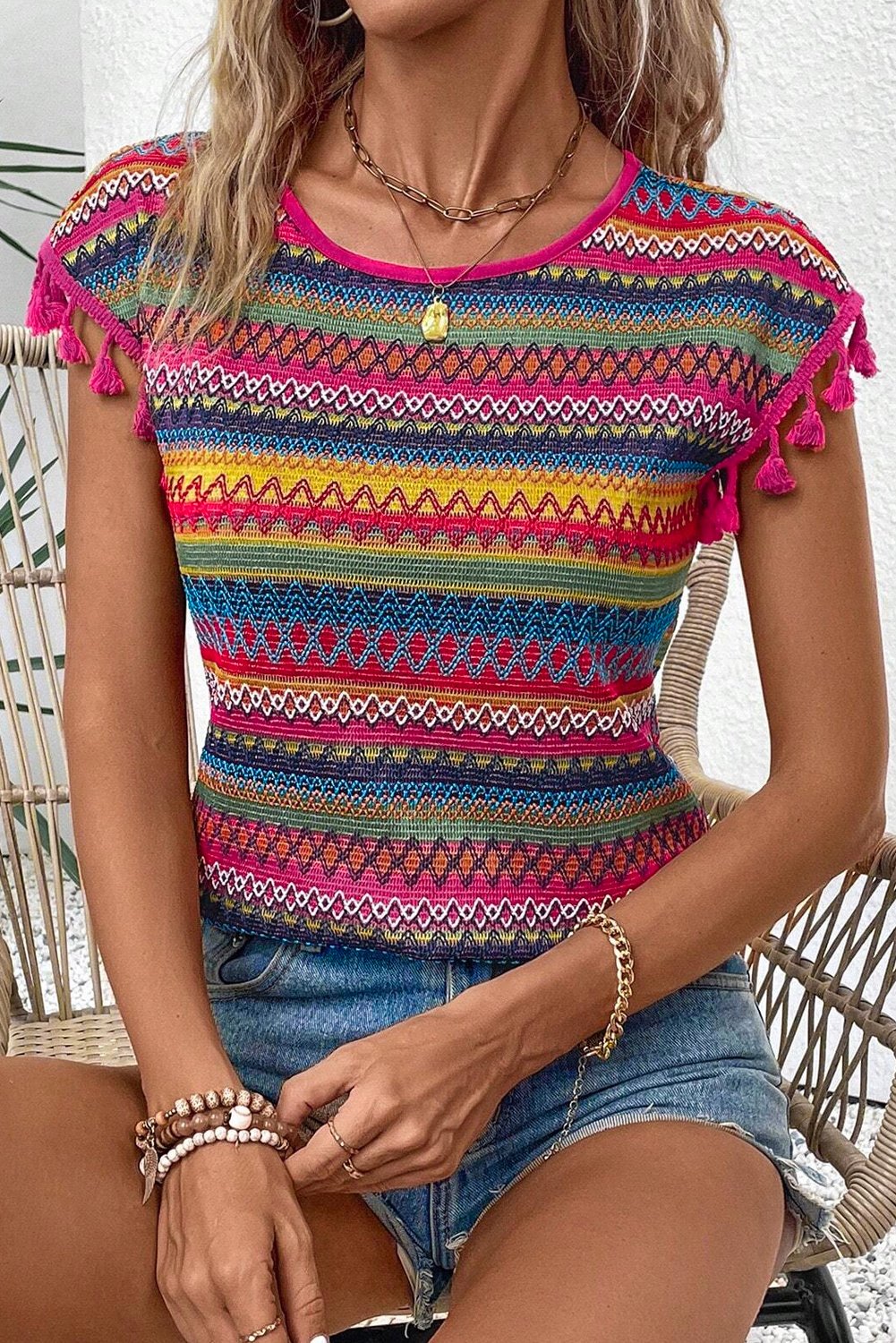 Gestreifter Strick-Poncho mit Fransen