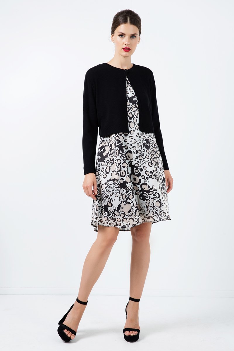 Strickjacke mit schwarzem Zickzackmuster