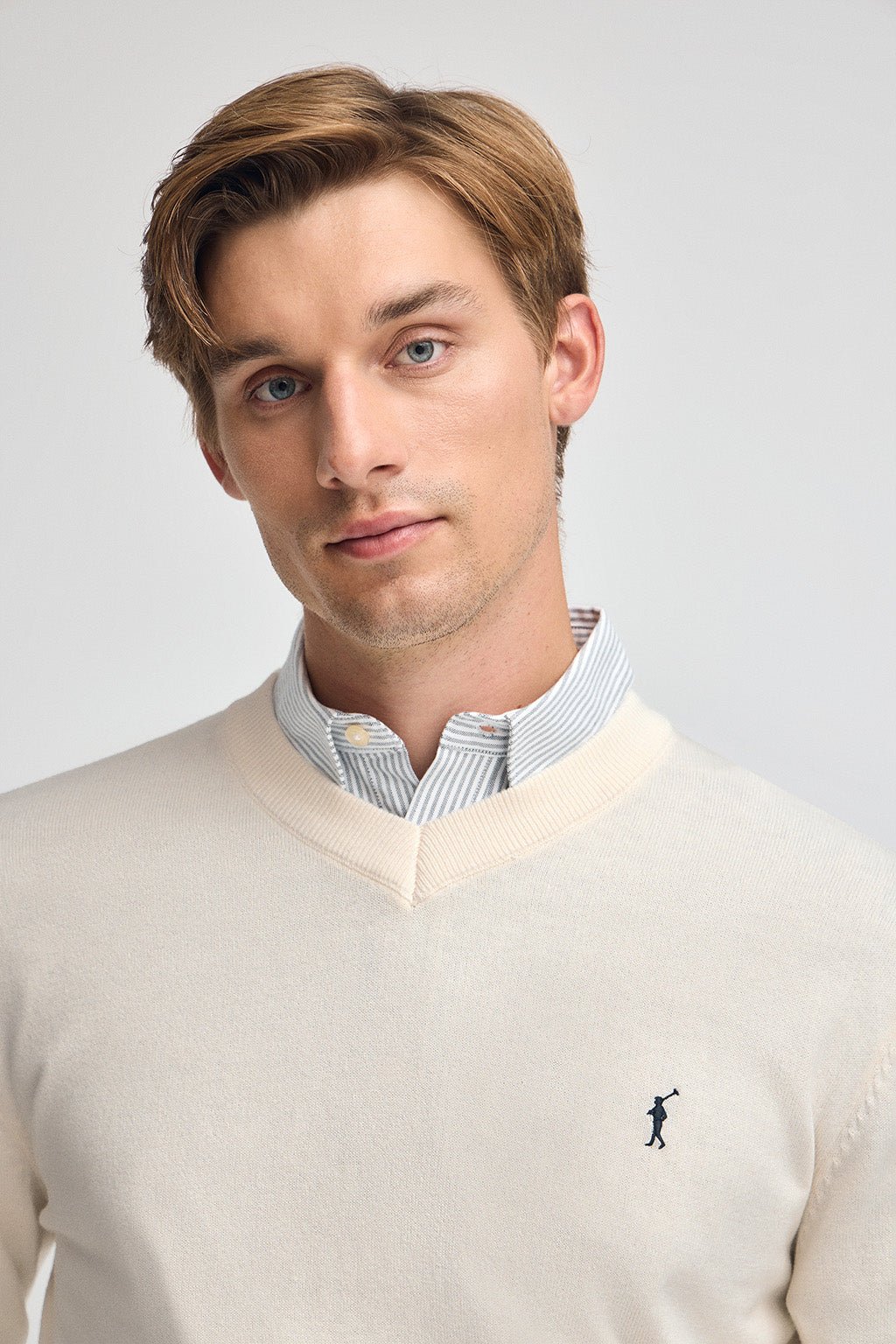 Pullover ecru aus Wollgemisch mit V-Ausschnitt und gesticktem Rigby Go-Logo