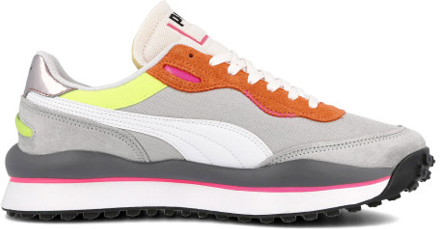 Puma Style Rider spielen auf Frauengrauen Trainern