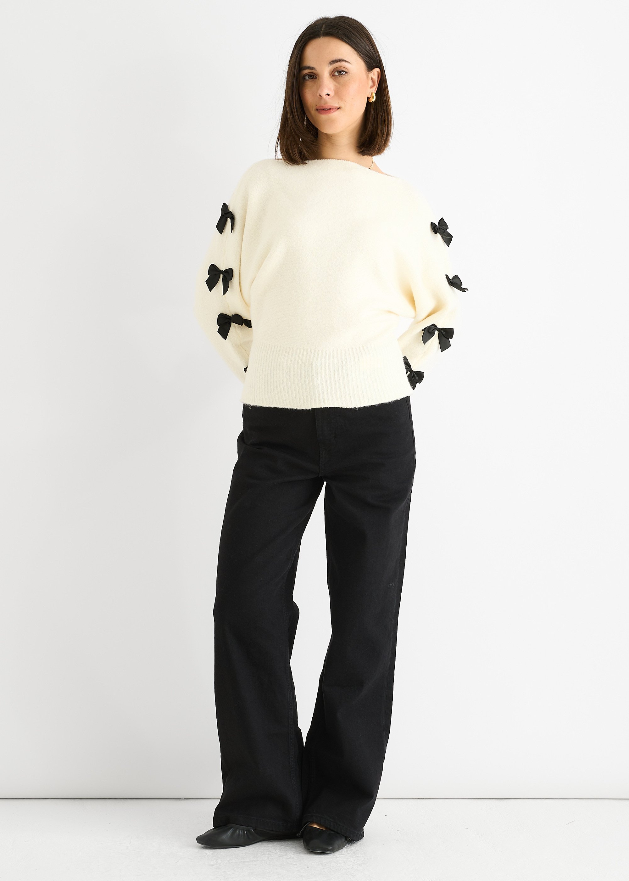 Cremefarbener, kurz geschnittener Pullover mit Schrägschnitt und Schleife