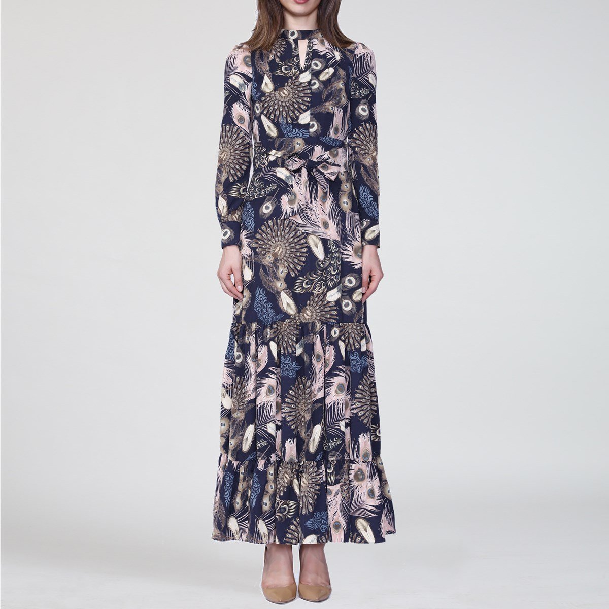 Langes Kleid im Bohème-Stil mit Rüschen und Federn bedruckt