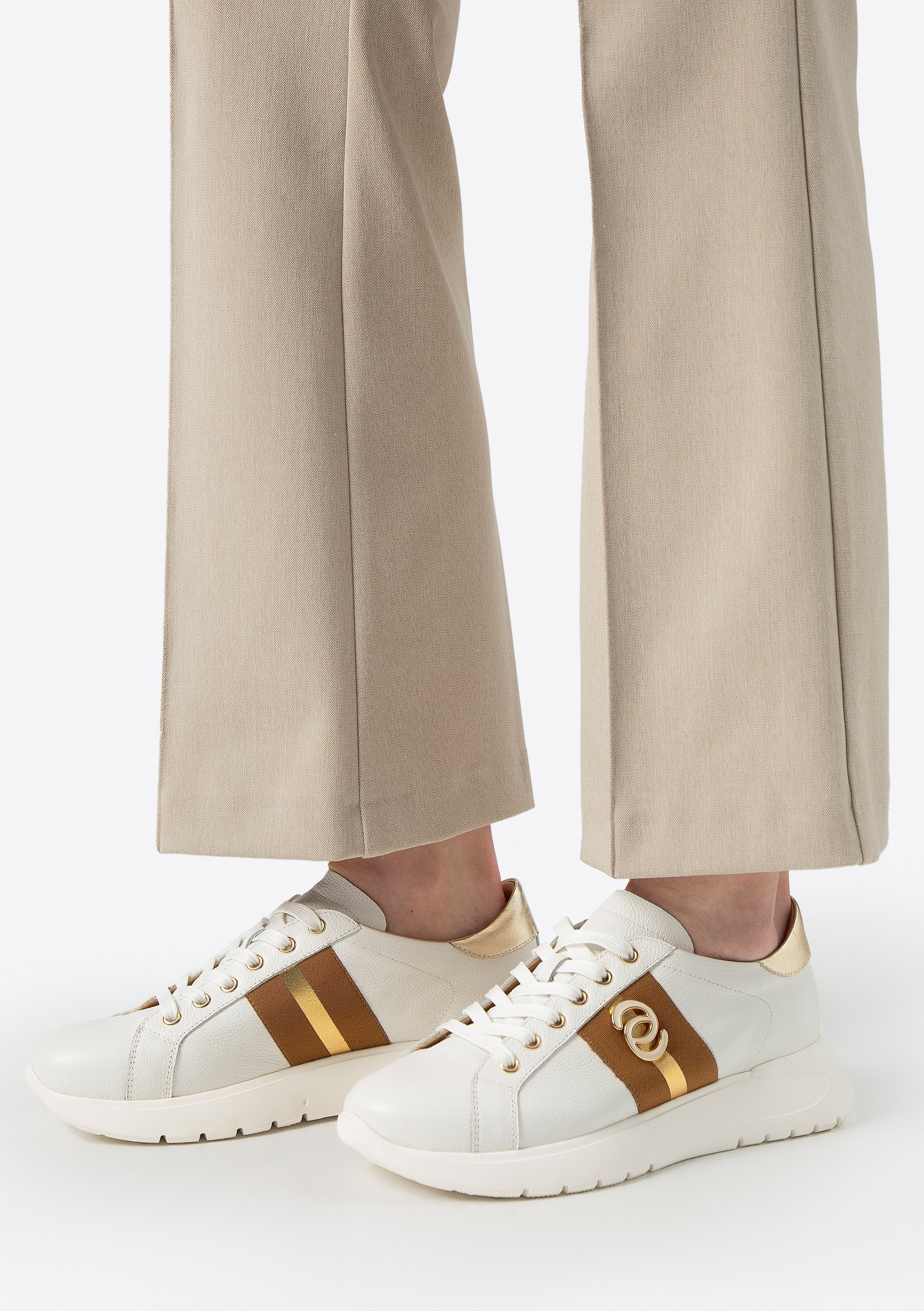Wittchen Damen-Sneaker aus Naturleder mit Metallelementen in Creme und Gold.