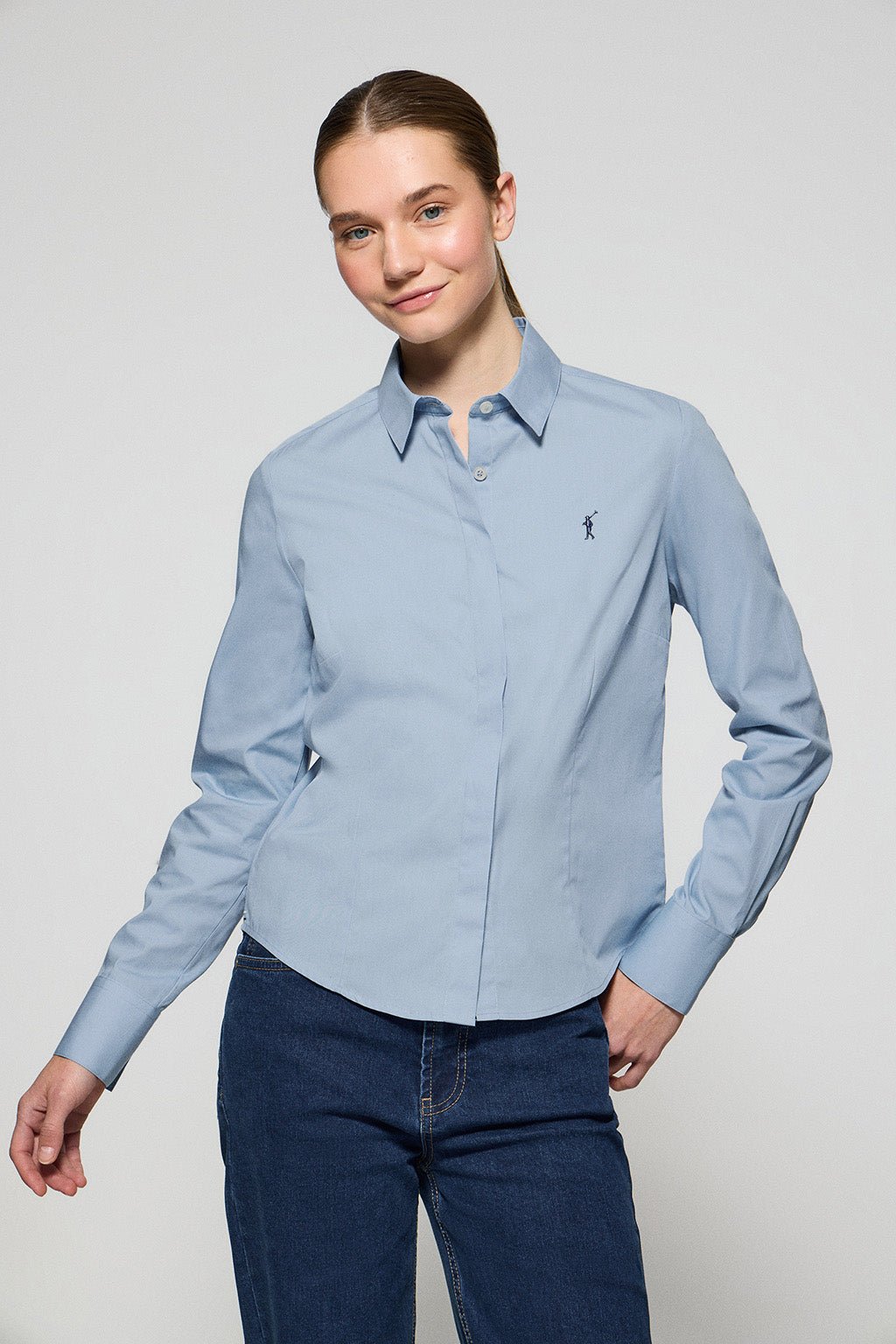 Slim Fit Hemd aus Popeline hellblau mit Rigby Go Stickerei