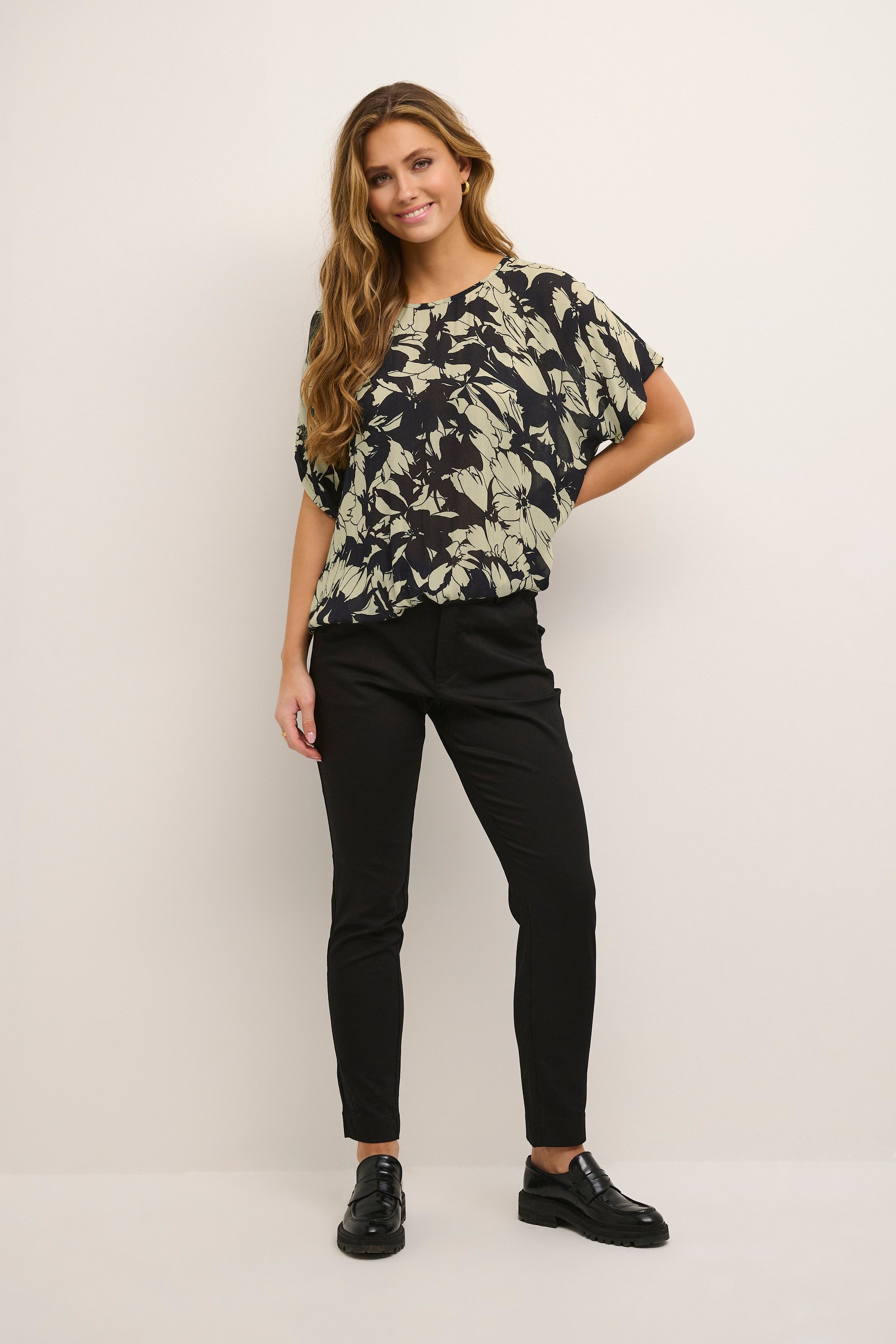 Kurzarm-Bluse Relaxed fit Sand/Black Flower floral