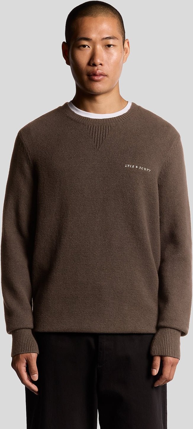Lyle & Scott – Gestrickter Rundhalspullover mit Schriftzug – Braun