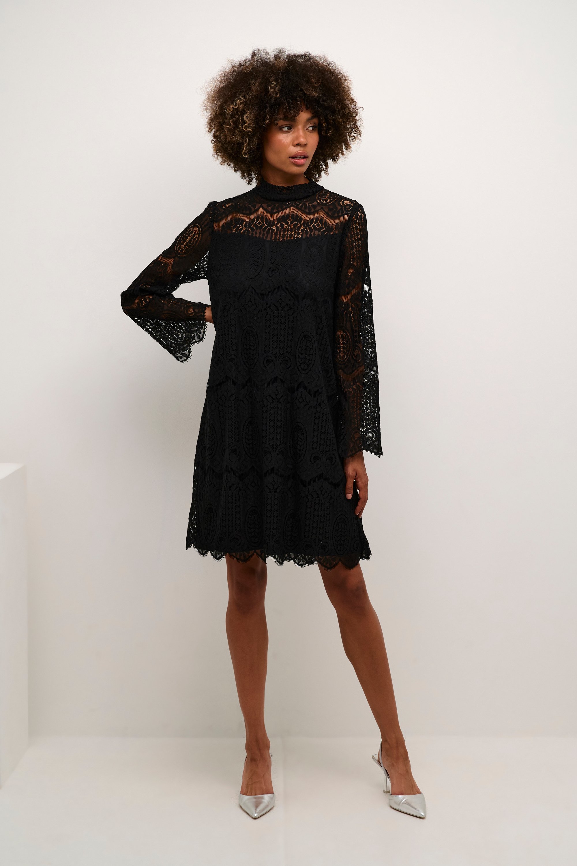 Kleid in regulärer Passform black