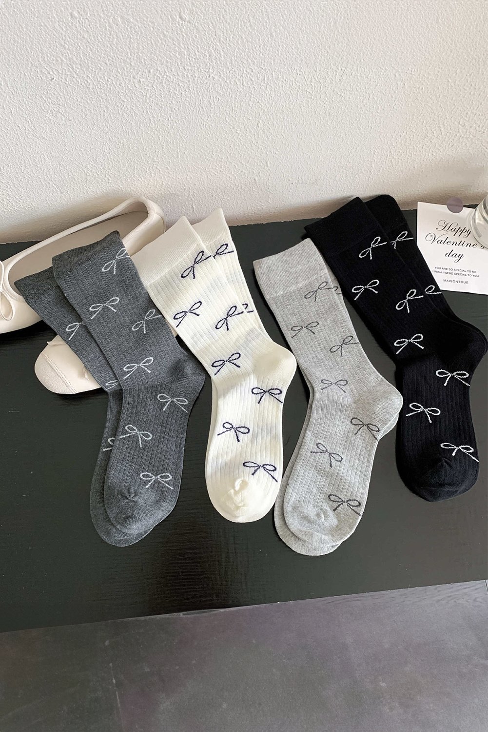 Socken mit Schleifenmuster