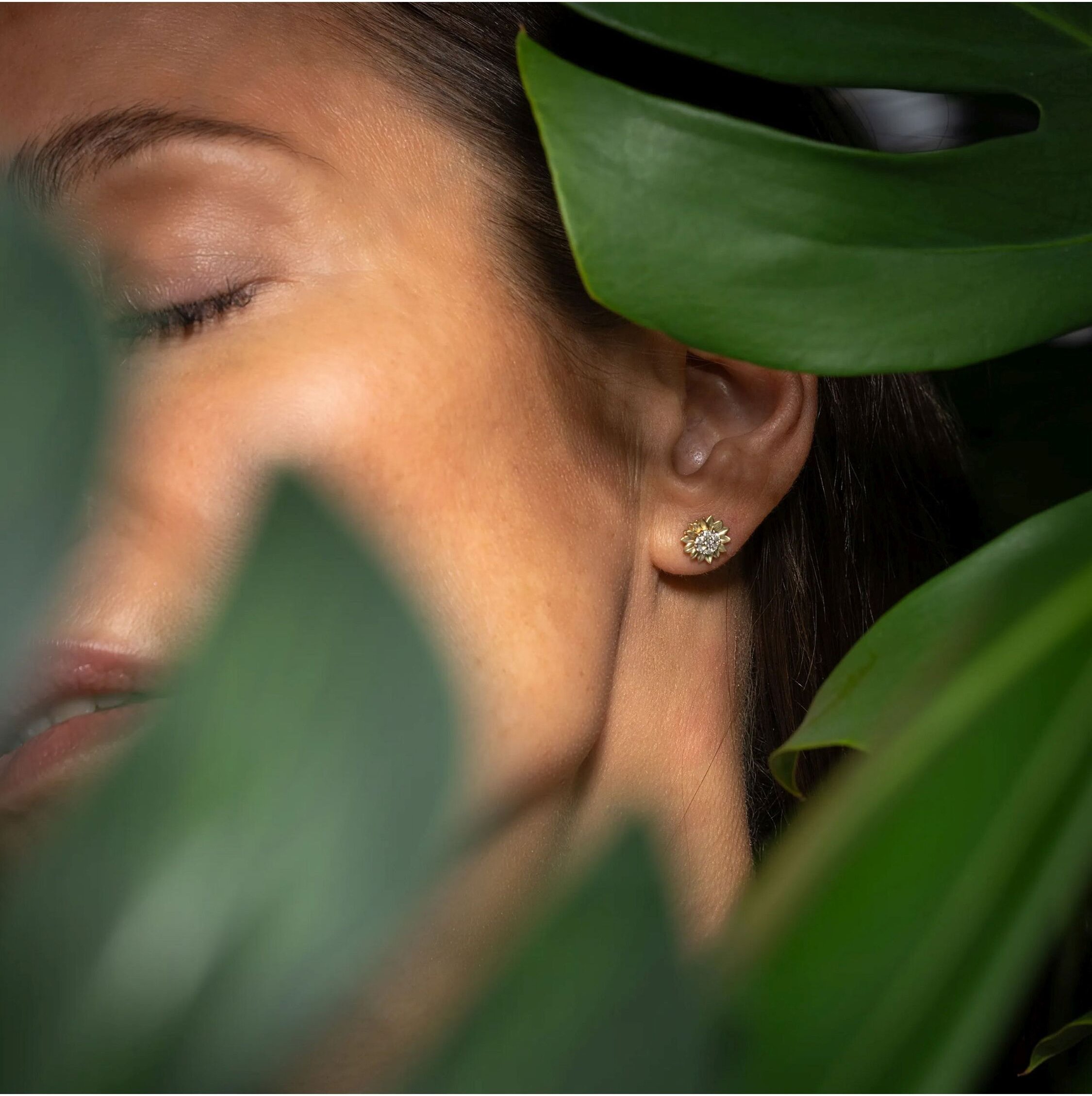 Lyomi Ohrstecker 585/- GG/WG Sonnenblume 14 synth. Diam. 0,13ct.