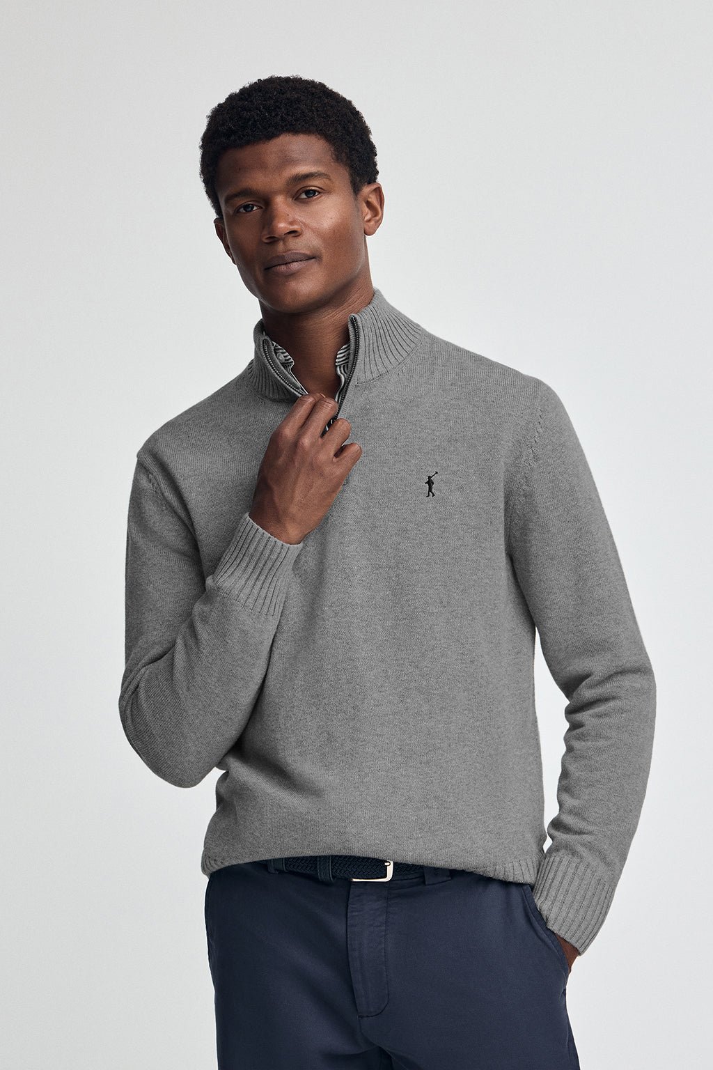 Pullover grau meliert aus Wollgemisch mit halbem Reißverschluss und gesticktem Rigby Go-Logo