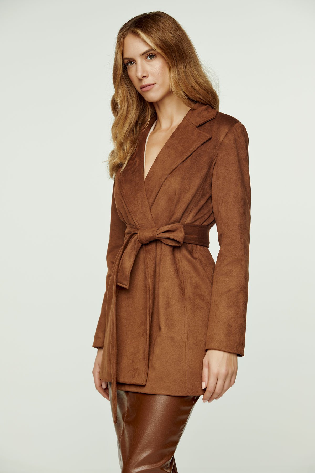 Braune Jacke in Alcantara-Optik mit Gürtel