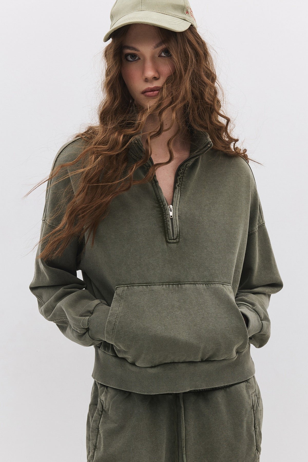 Baumwoll-Sweatshirt mit verwaschenem Effekt und Tasche