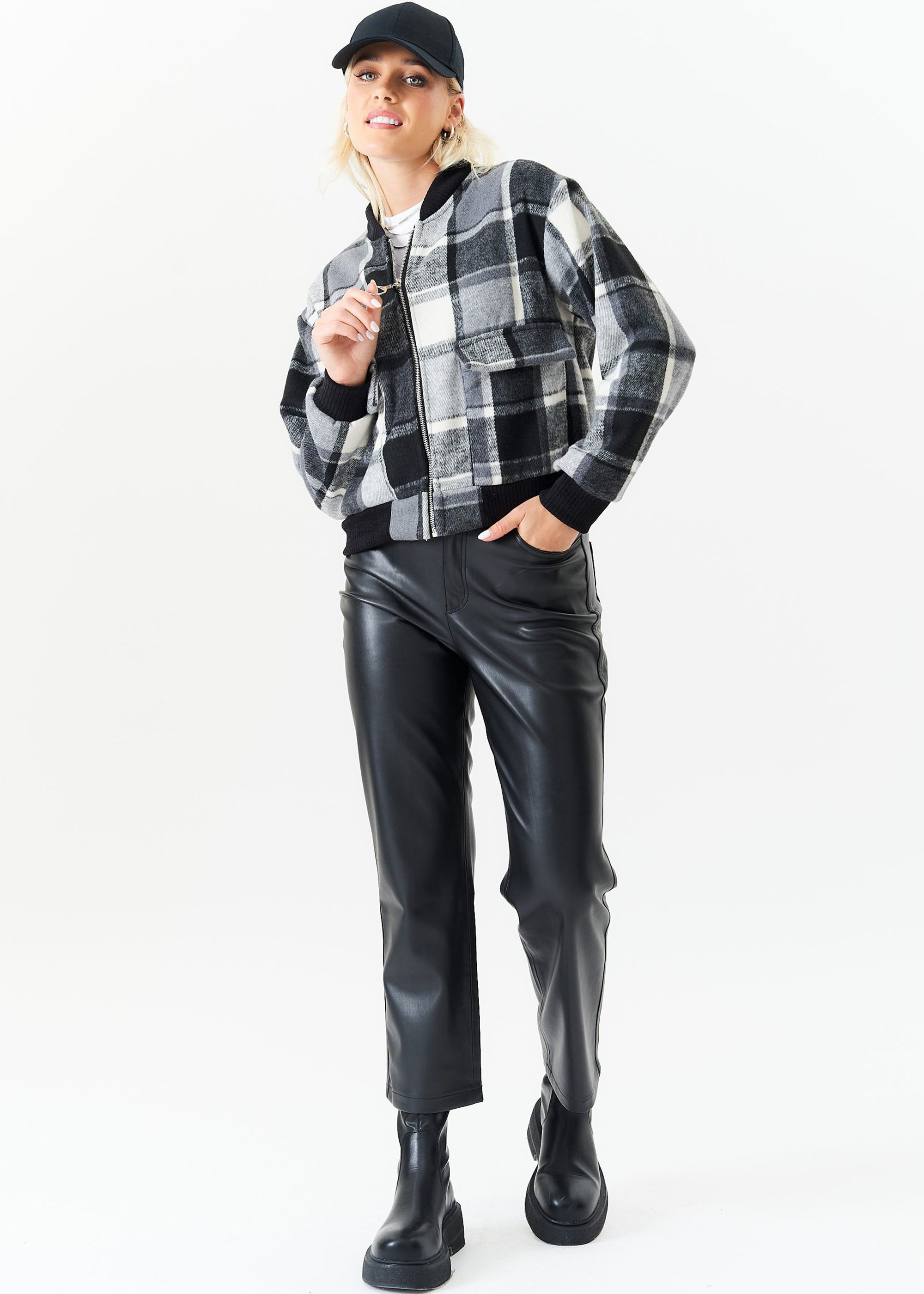 Schwarze Bomberjacke mit Kontrast-Rippenkaro