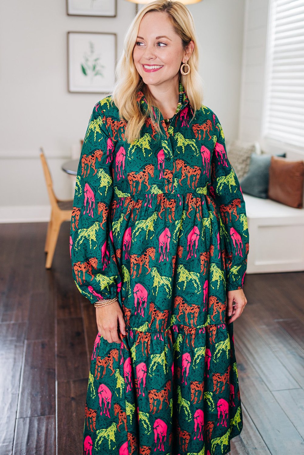 Thumbnail - Grünes Pferde-Motiv Langarmkragen-Knopf Midi-Kleid in Übergröße
