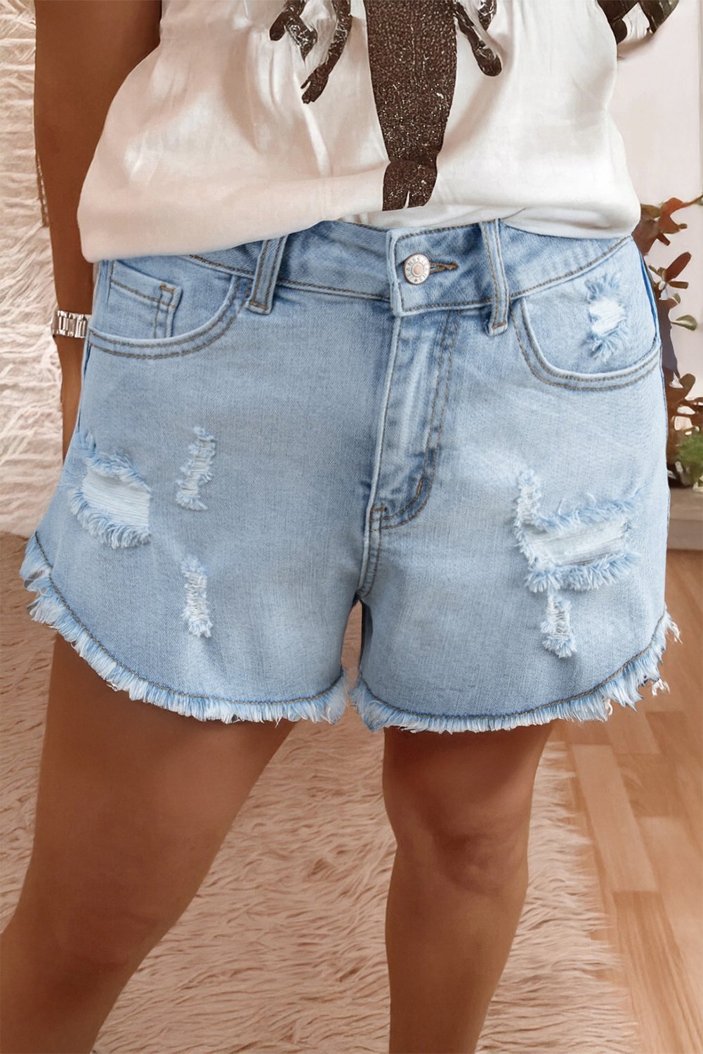 Abgewetzte Denim-Shorts mit fransigem Saum