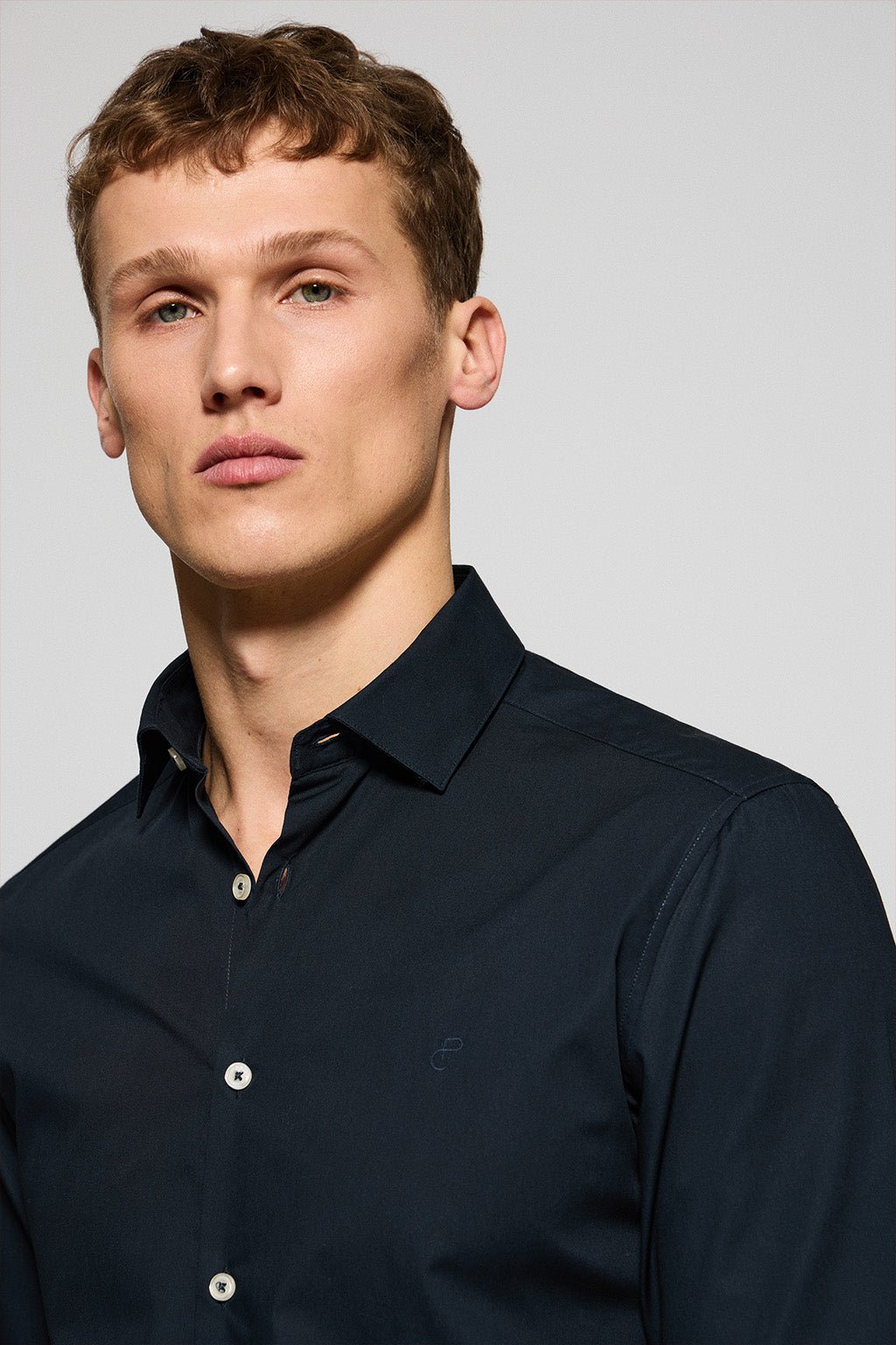 Hemd Slim Fit marineblau aus Popeline mit gesticktem Monogramm