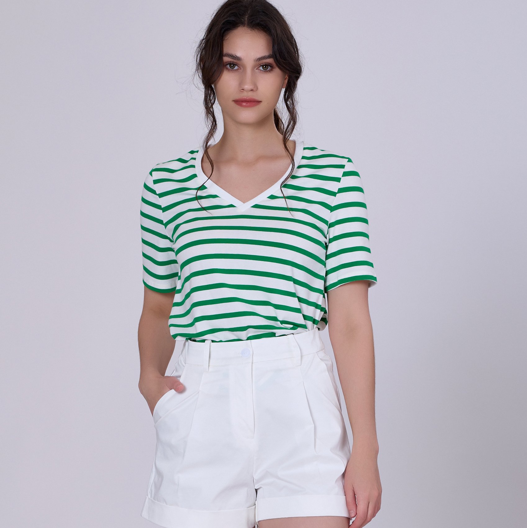 Gestreiftes Baumwoll-T-Shirt mit V-Ausschnitt