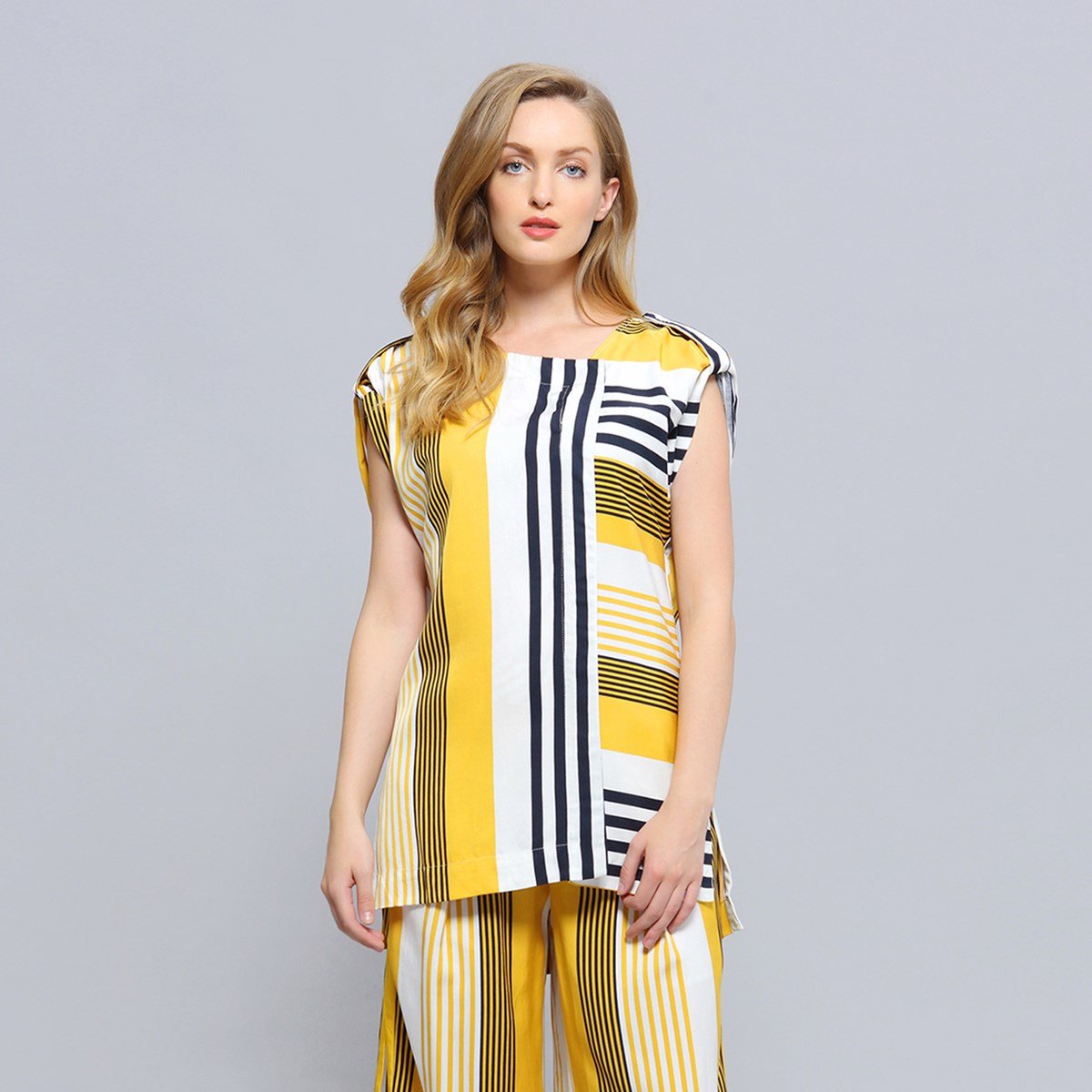 Langes Spieltop mit Streifenmuster