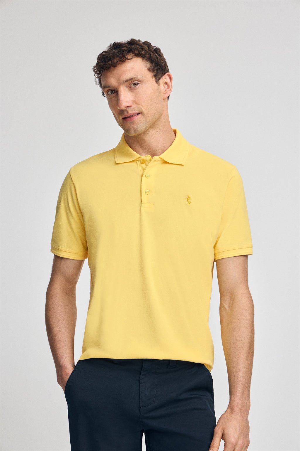 Kurzärmliges Poloshirt aus Baumwollpiqué hellgelb mit Rigby Best Stickerei