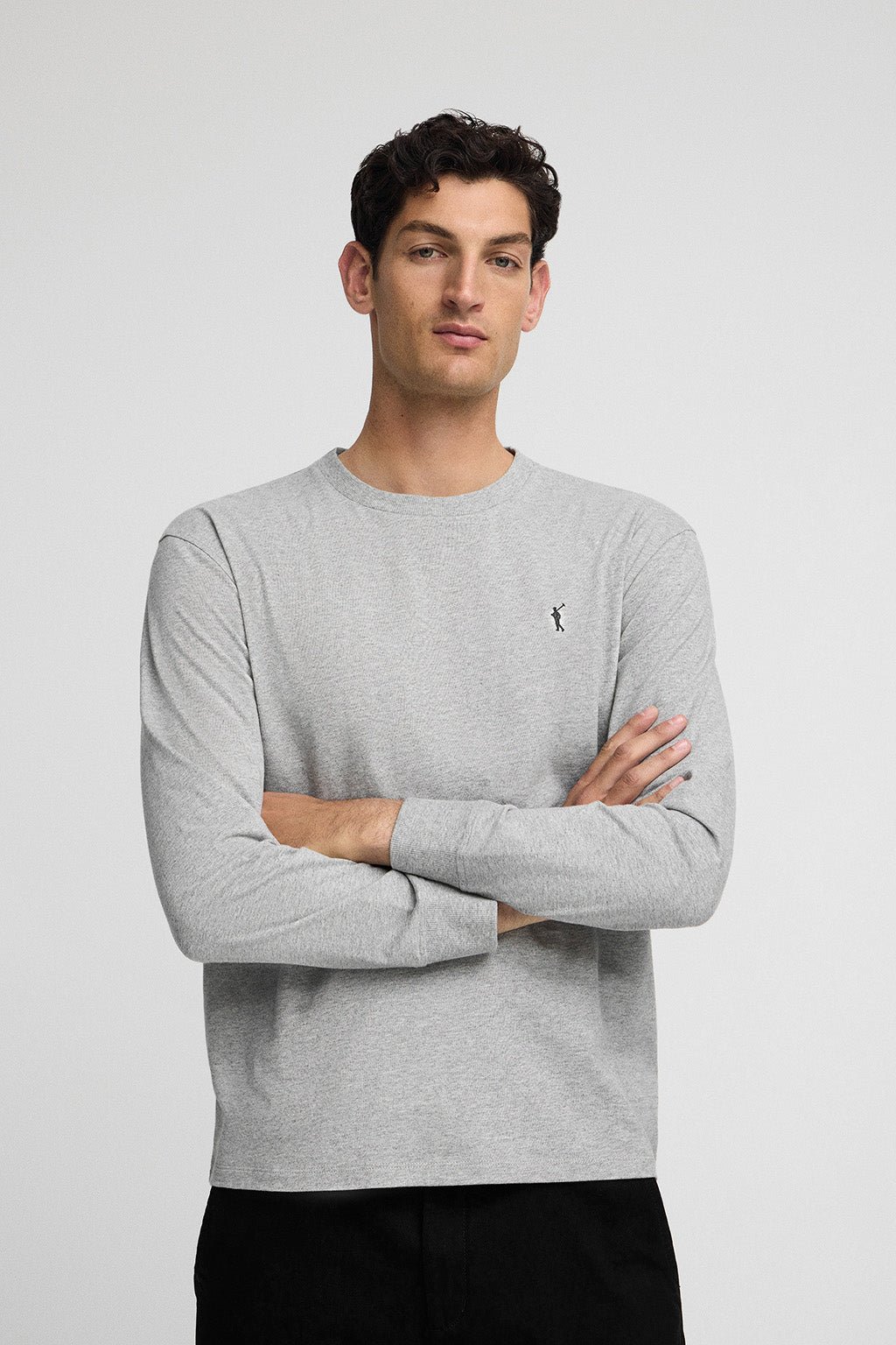 T-Shirt grau meliert mit langen Ärmeln und gesticktem Rigby Go-Logo.