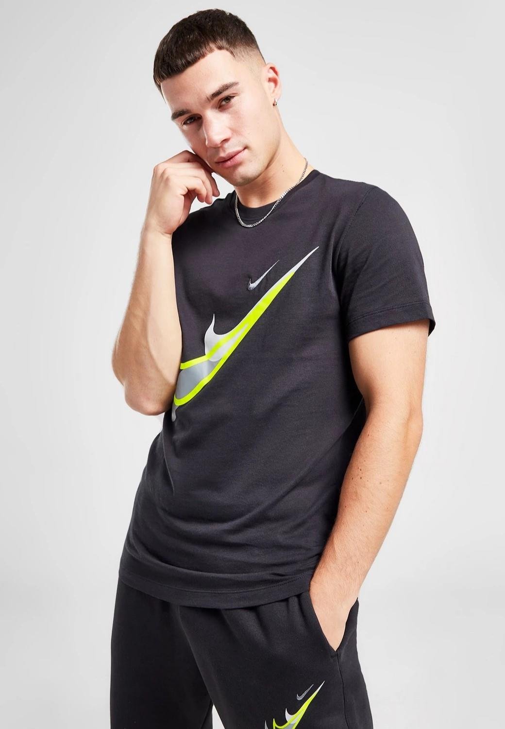 Nike Sportswear Standard Ausgabe Moto T-Shirt in Schwarz