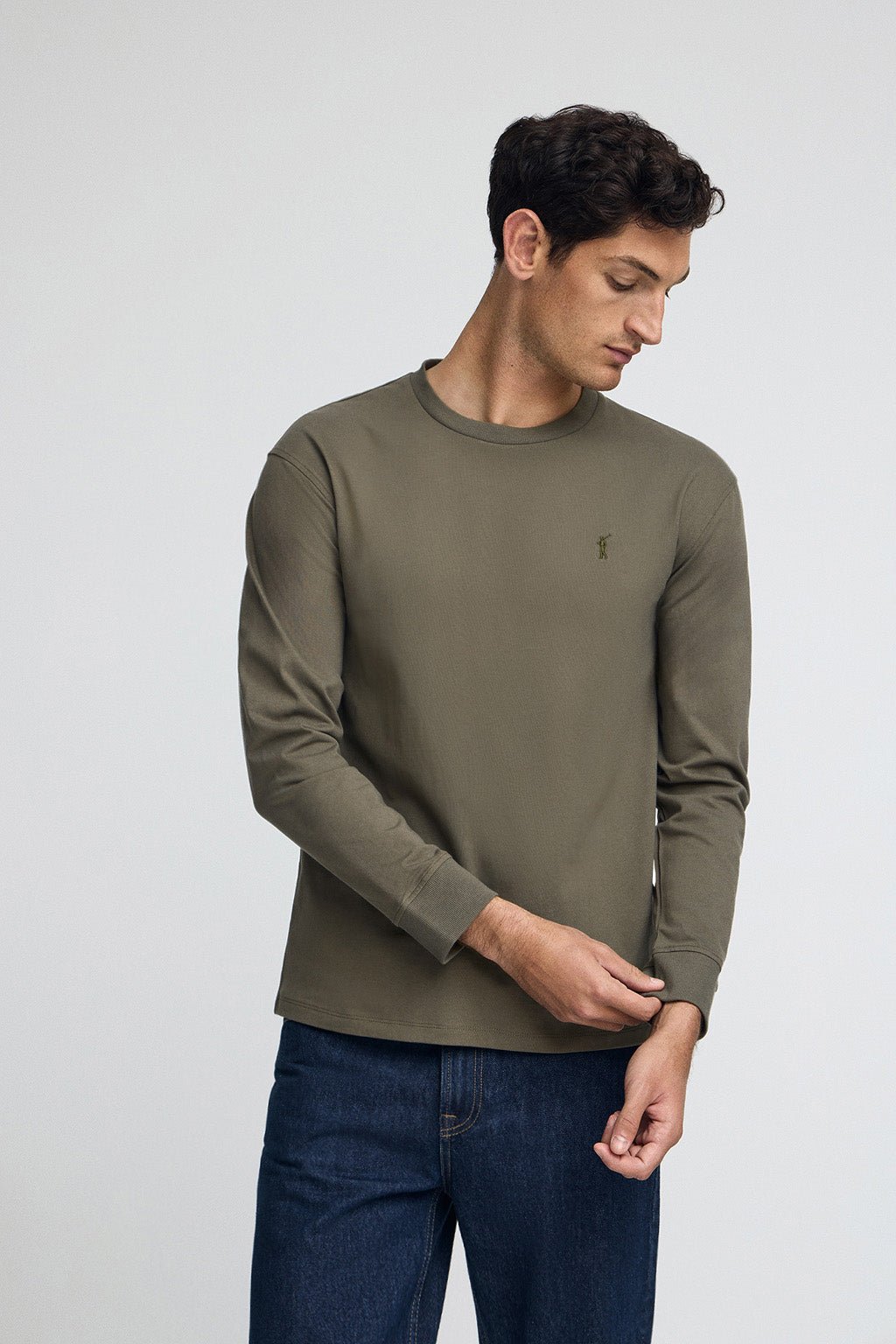 T-Shirt armeegrün mit langen Ärmeln und gesticktem Rigby Go-Logo.