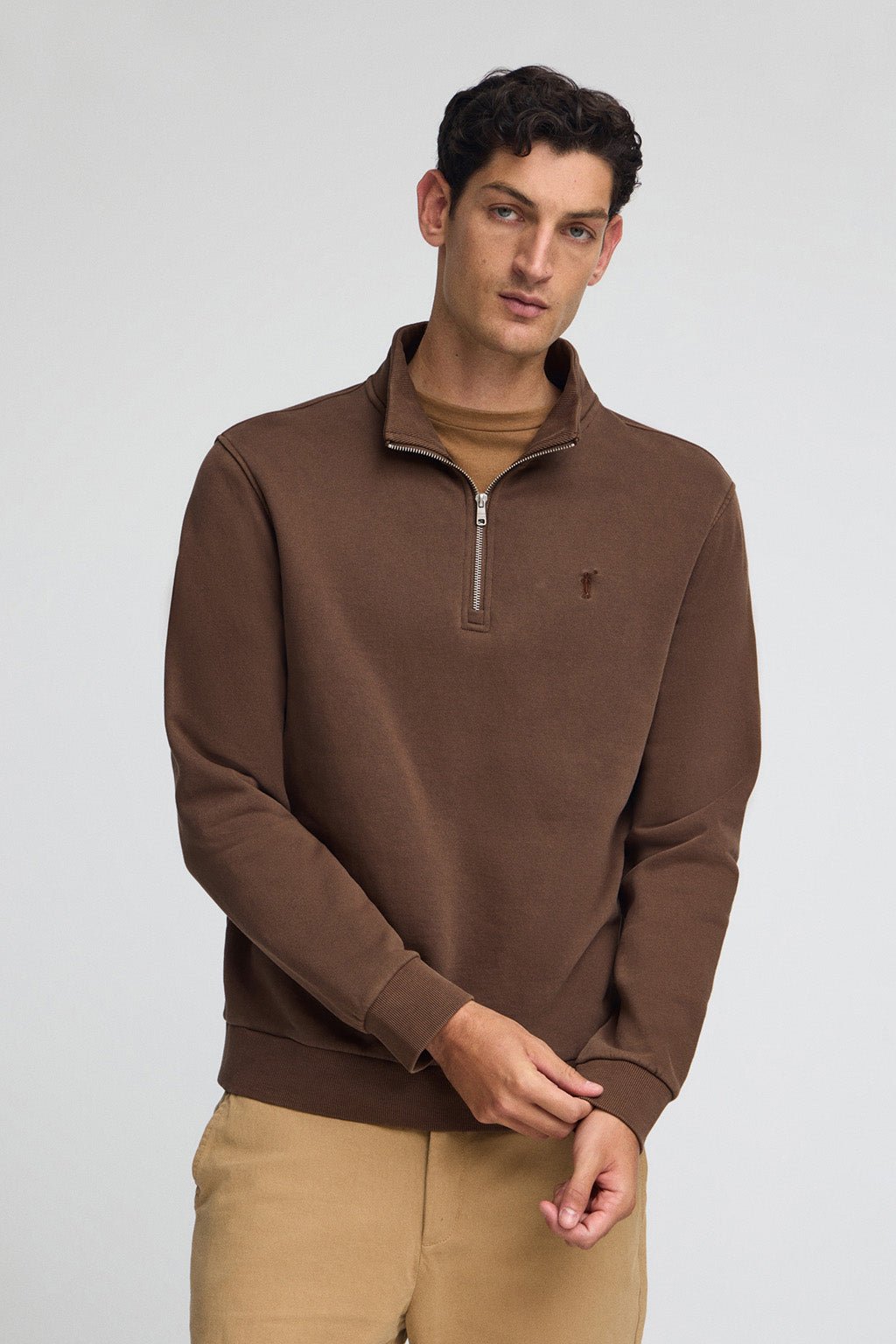 Sweatshirt dunkelbraun mit halbem Reißverschluss, Wascheffekt und Rigby Go-Logo