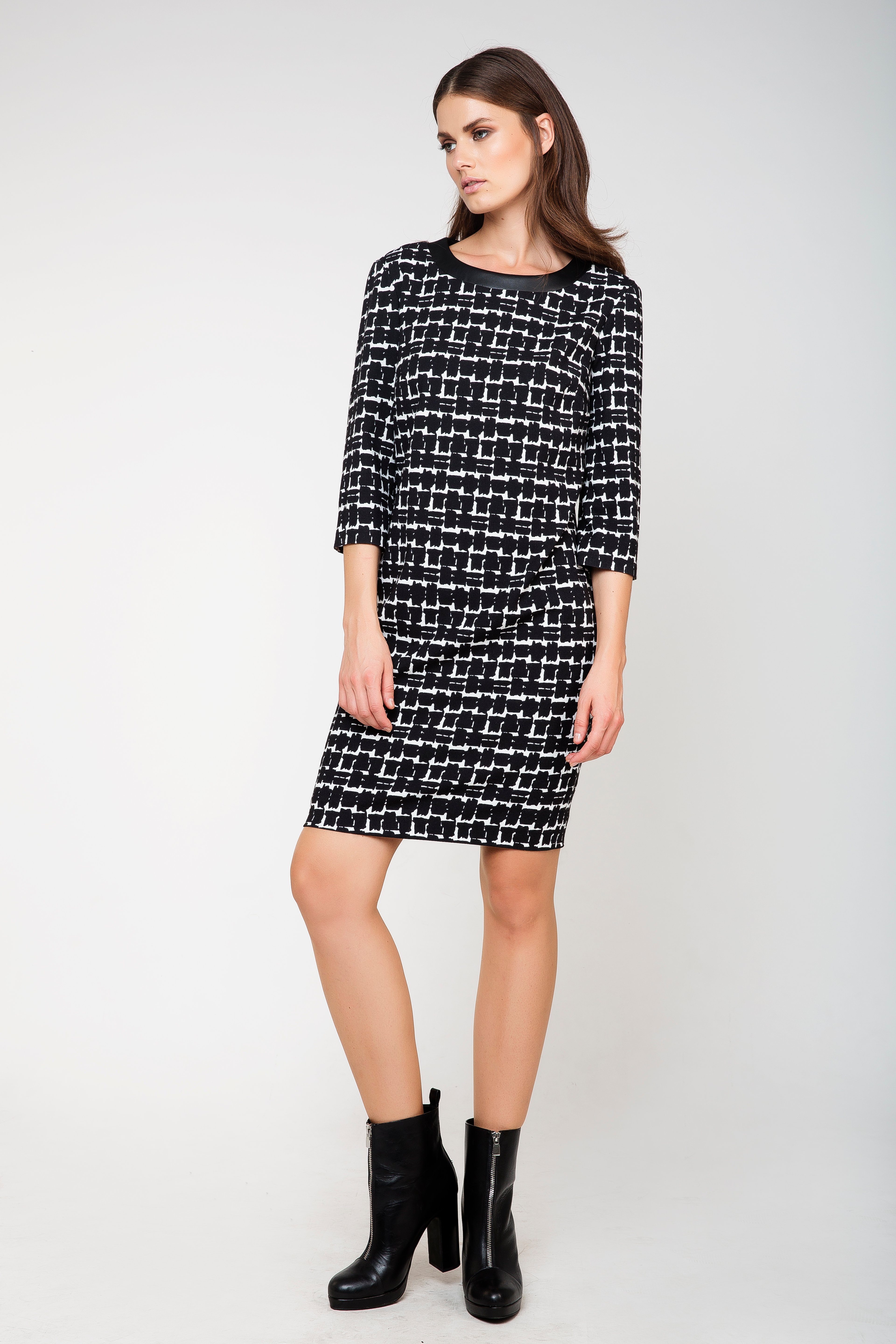 Schwarzes und weißes Sackkleid