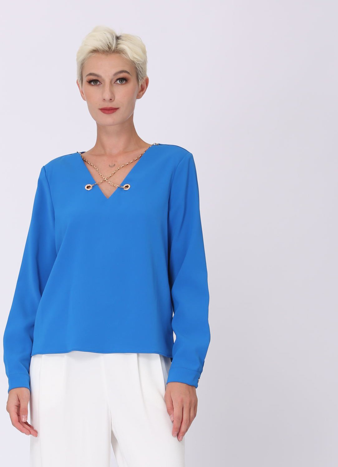 Bluse mit V-Ausschnitt und Zierkette