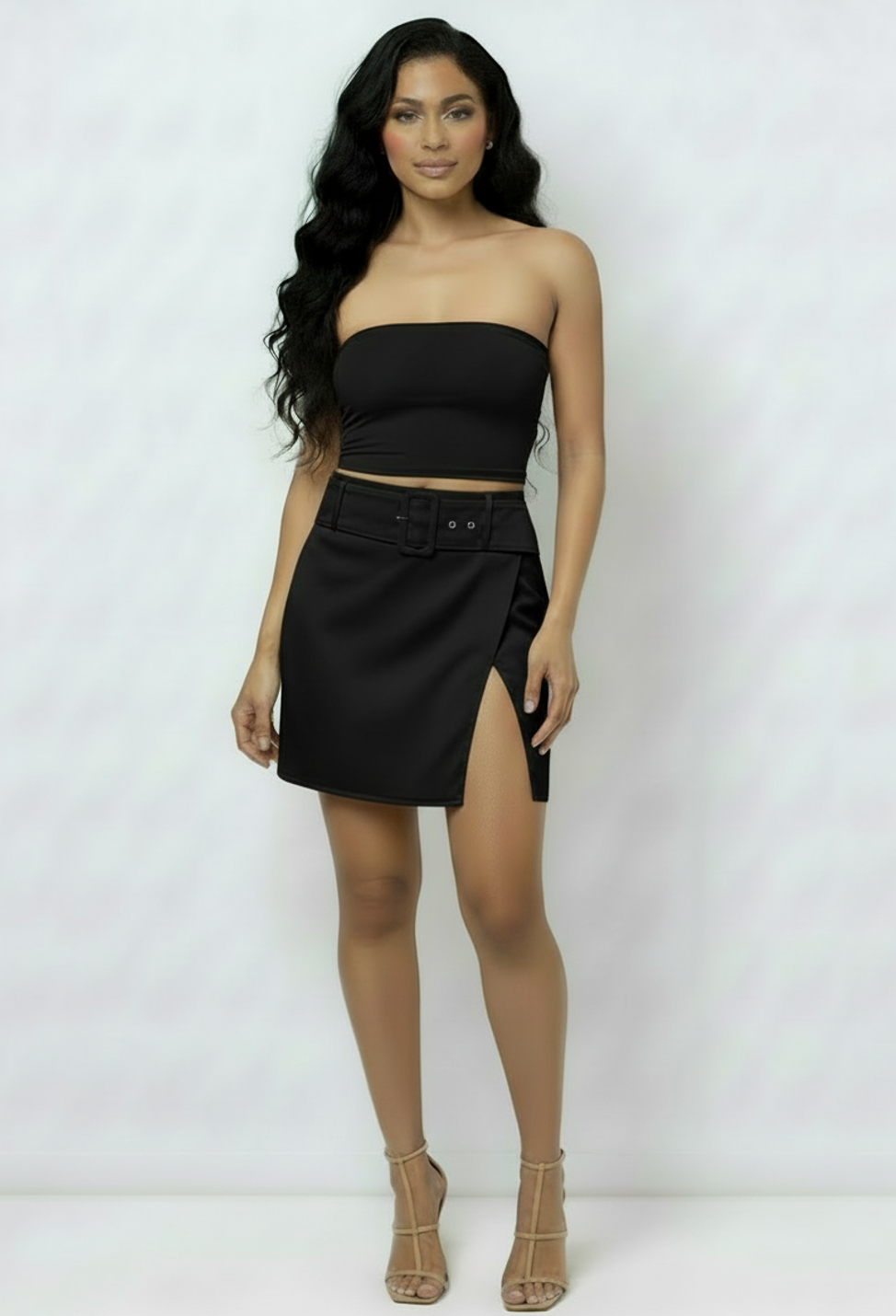 Schwarzer Mini-Wickelrock mit Gürtel und tiefem Ausschnitt