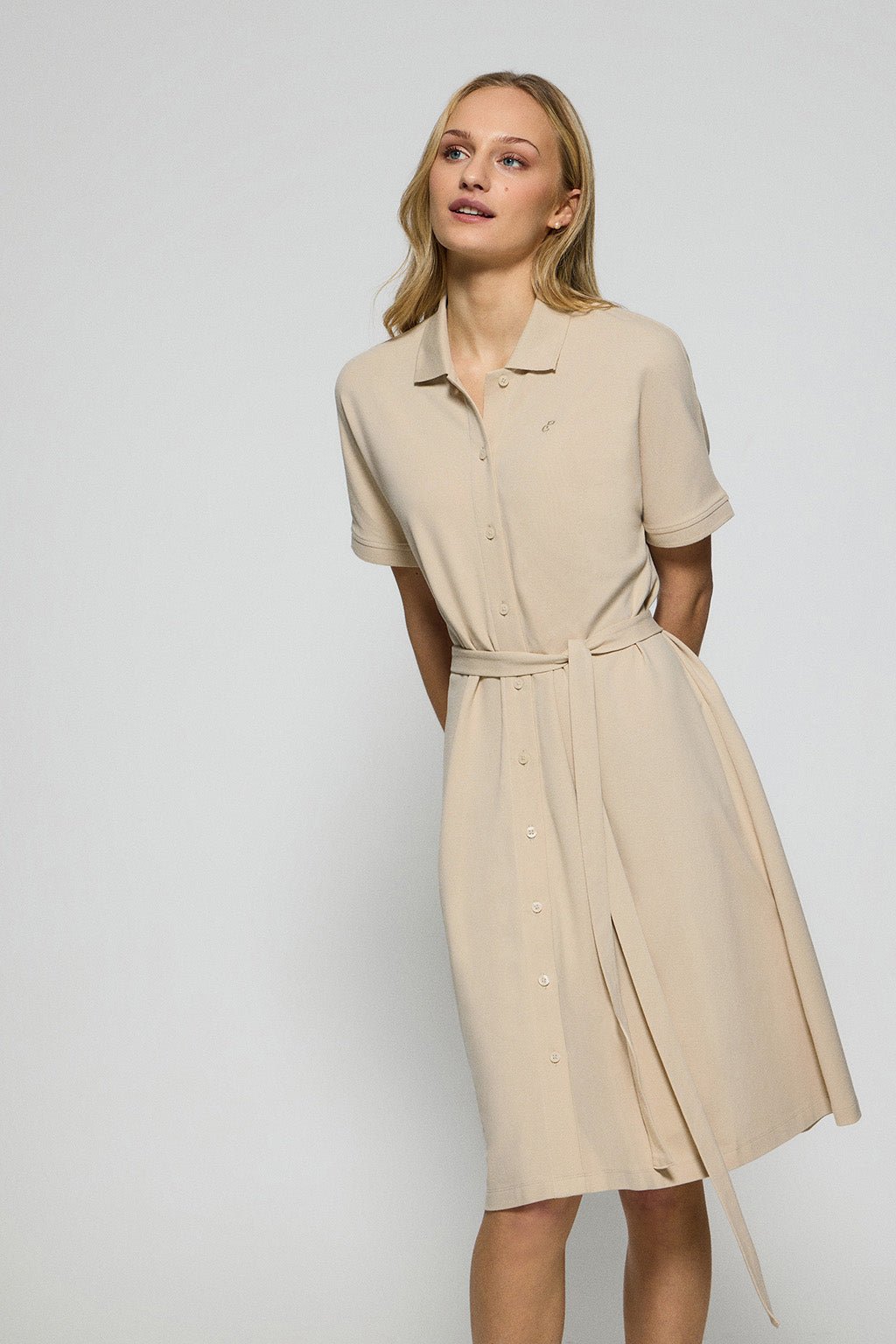 Geknöpftes Kleid beige mit gesticktem PC-Logo