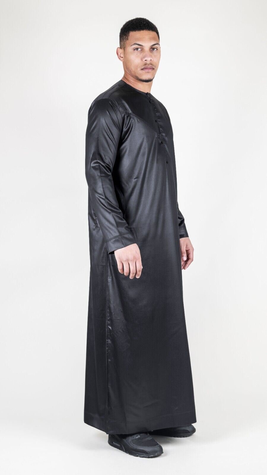 Schwarzes Thobe-Gewand für Herren aus Satin, emiratische islamische Jubba Eid, normale Passform