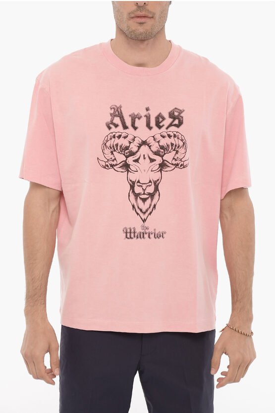 Bedrucktes ARIES THE WARRIOR Rundhals-T-Shirt in Rosa