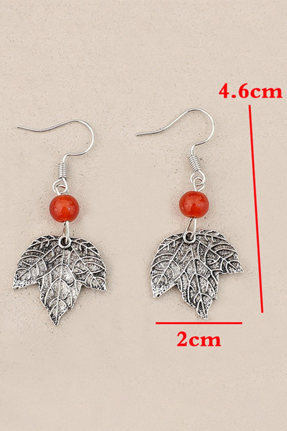 Blattanhänger Ohrringe mit rotem Stein