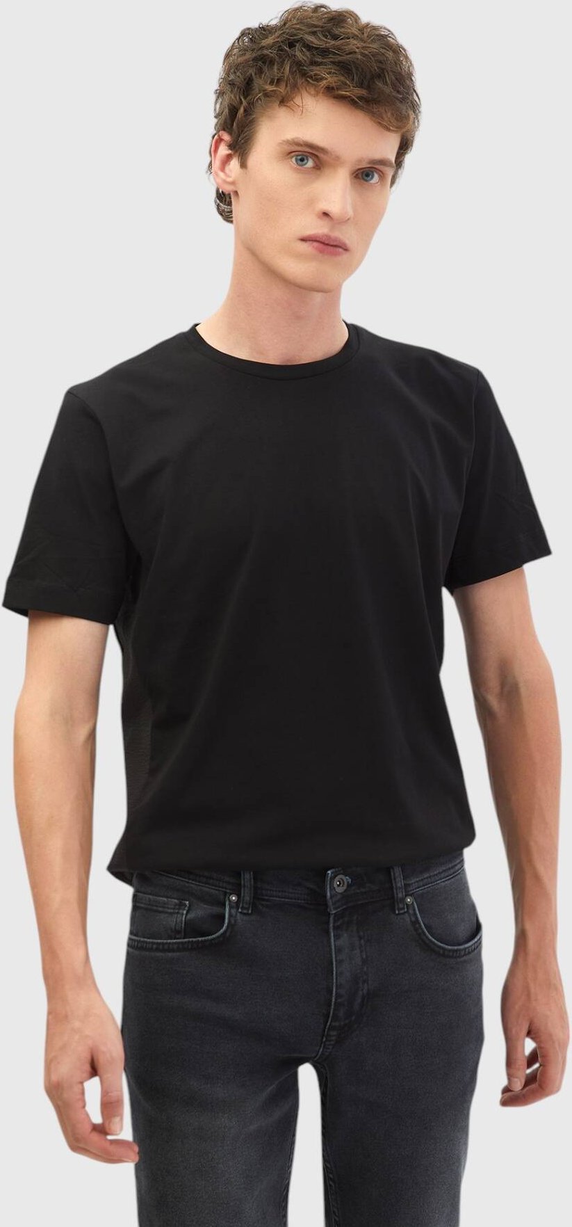 Thumbnail - Schlichtes T-Shirt aus 100 % Baumwolle mit Rundhalsausschnitt