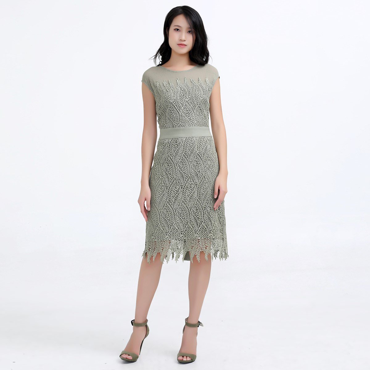 Tailliertes Kleid aus Makrospitze und Tüll