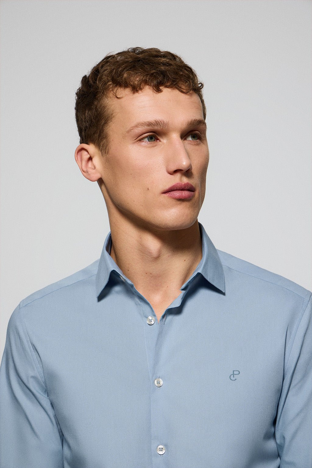 Hemd Slim Fit hellblau aus Popeline mit gesticktem Monogramm