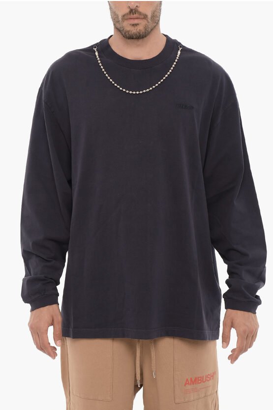 Langärmliges Rundhals-T-Shirt mit silberfarbener Kette in Blau