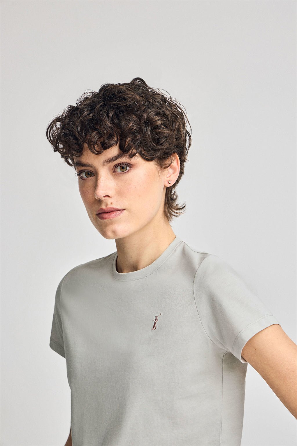 T-Shirt hellgrau mit Rundhalsausschnitt und gesticktem Rigby Go-Logo