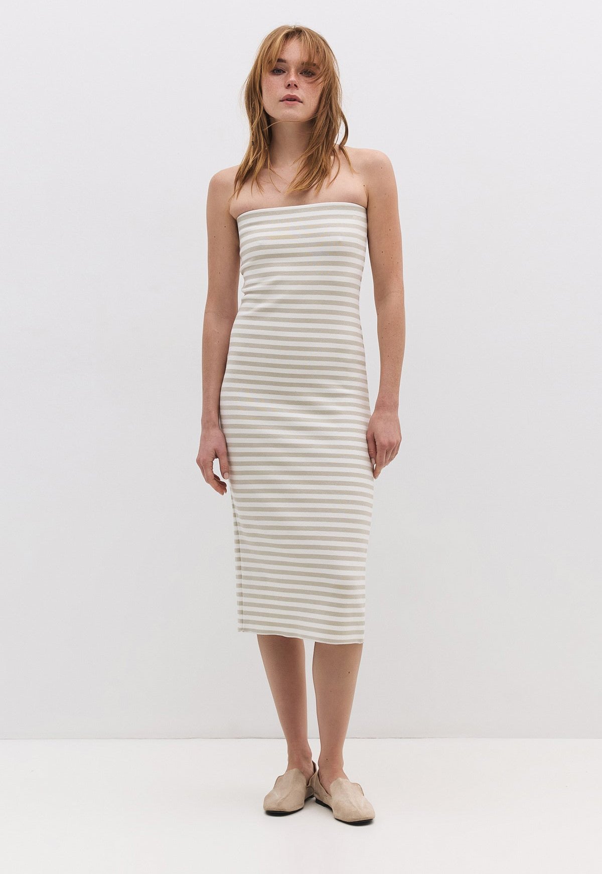 Trägerloses Midikleid mit Schlitz